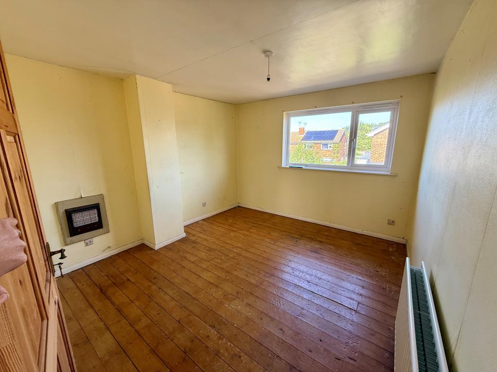 Lot: 11 - SEMI-DETACHED HOUSE FOR REPAIR WITH POTENTIAL TO EXTEND - Bedroom one